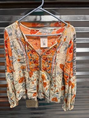 Patrons of peace top woman’s size medium